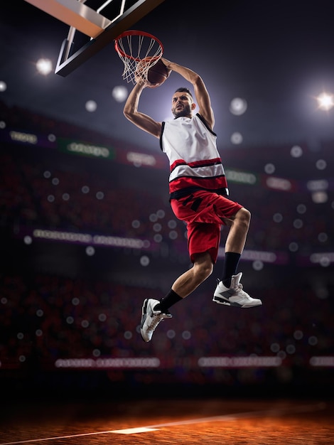 Zdjęcie koszykarz w akcji na tle nieba i tłumu