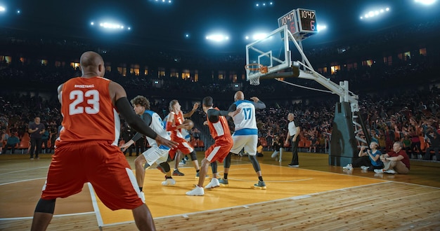 Zdjęcie koszykarze na dużej profesjonalnej arenie podczas gry napięty moment gry uroczystość