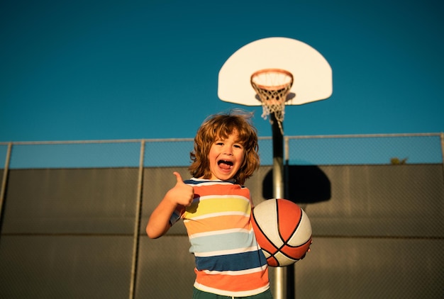 Koszykówka dla dzieci szkolenia gra portret sportowy szczęśliwy dziecko aprobaty