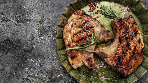 Kotlet schabowy na metalowej tacy Żywność ekologiczna Świeże mięso wieprzowe Menu restauracji dietetyczna książka kucharska przepis