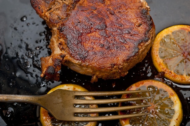 Kotlet schabowy smażony na żelaznej patelni