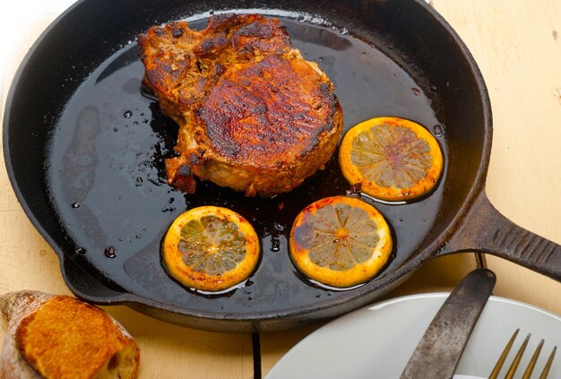 Kotlet Schabowy Smażony Na żelaznej Patelni