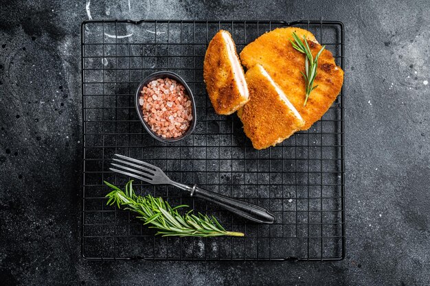 Kotlet Schnitzel Cordon Bleu Z Szynką I Serem Czarne Tło Widok Z Góry