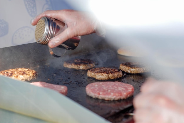 Kotlety burgerowe i bułki z grilla