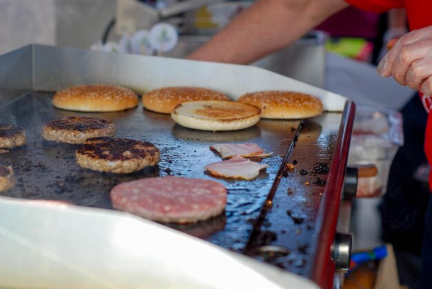 Kotlety burgerowe i bułki z grilla