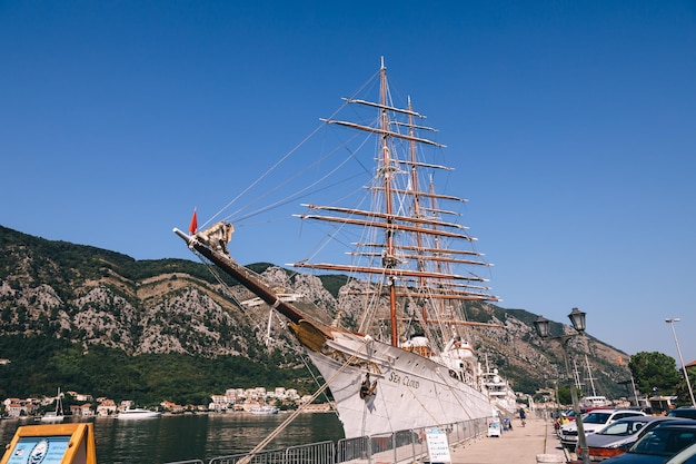 Kotor Czarnogóra 28 Sierpnia 2019 Jacht żaglowy Stoi Na Molo W Kurorcie Porto Montenegro