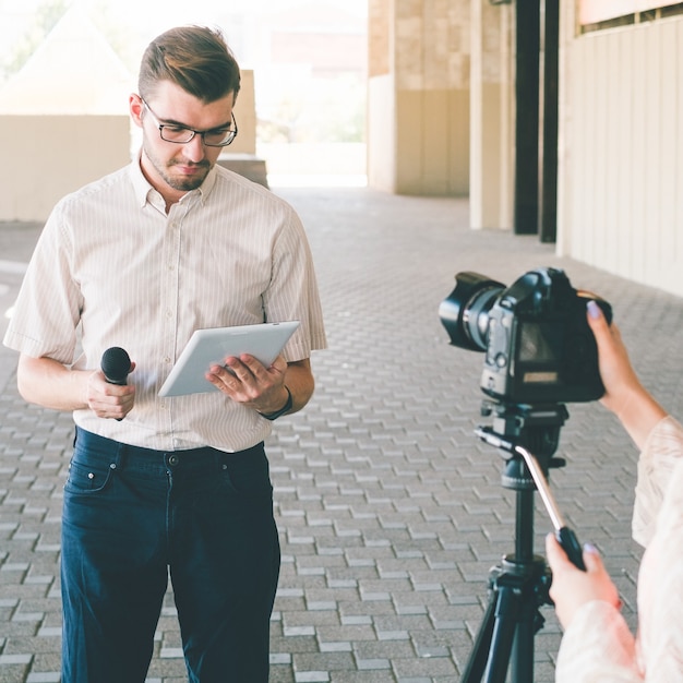 Zdjęcie kotwica przygotowuje się do kręcenia reportażu informacyjnego. dziennikarstwo mass media koncepcja transmisji telewizyjnej