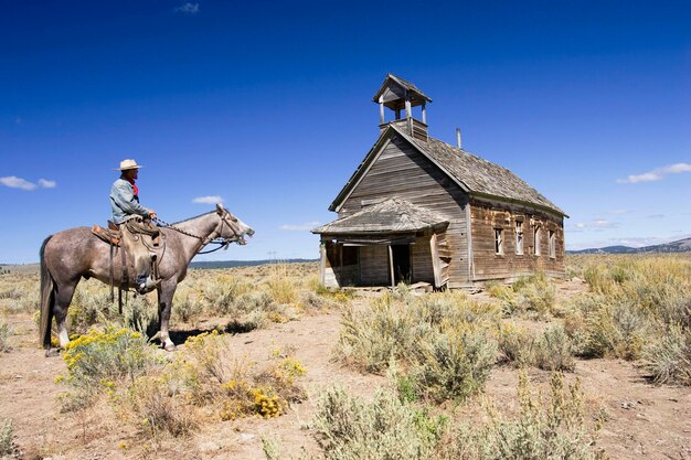 Zdjęcie kowboj na koniu w starej szkole wildwest oregon usa