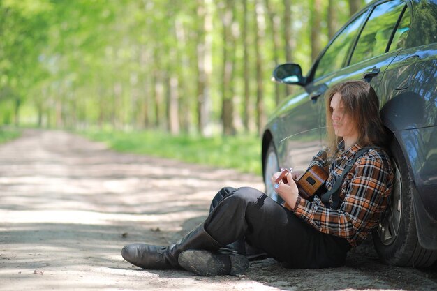 Kowboj w kapeluszu na polu jesienią