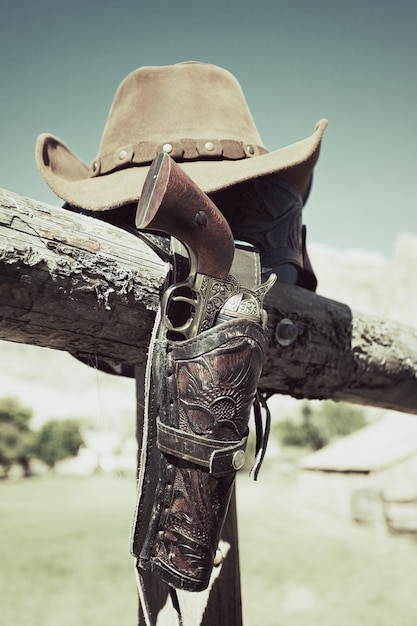 Zdjęcie kowbojski pistolet i kapelusz na zewnątrz w świetle słonecznym