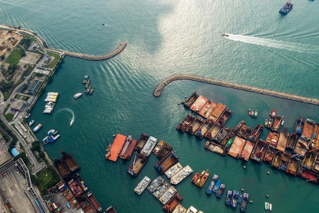 Zdjęcie kowloon west, hongkong, 14 września 2018 r.: -schronienie przed tajfunem od góry