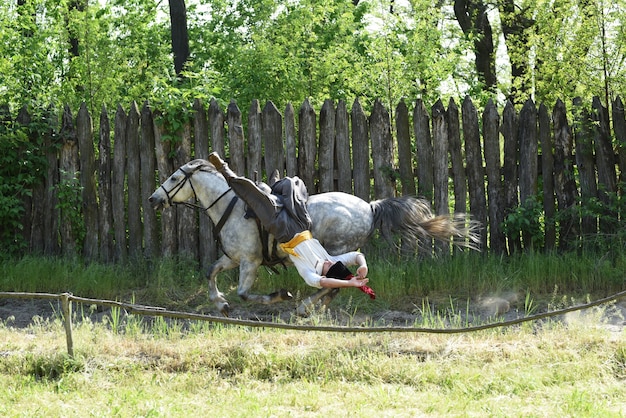 Kozak zaporoski z armii zaporoskiej w stroju narodowym na koniu