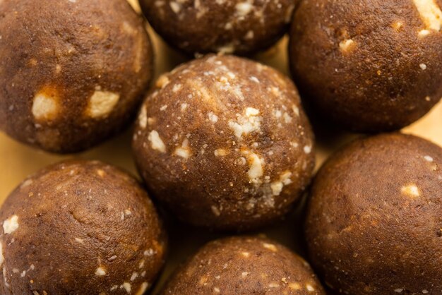 Kozieradka lub methi ke Laddu laddo lub laddoo lub słodkie kulki mithai dla wzmocnienia odporności zimą