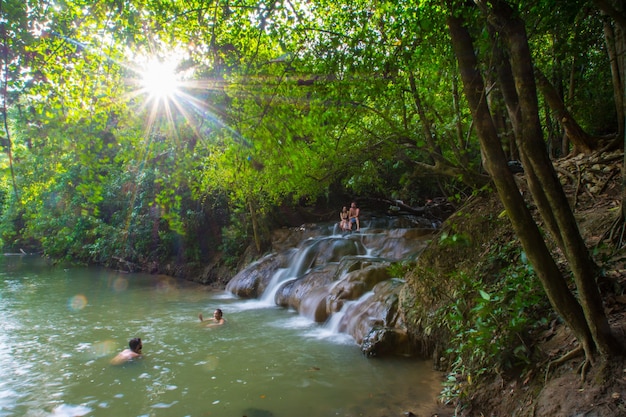 Krabi, Tajlandia – 4 Maja 2019: Ludzie Korzystający Z Kąpieli W Wodospadzie Namtok Ron Hot Spring, Naturalnej Wannie Z Hydromasażem.