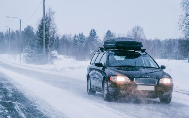 Krajobraz Bagażnik Samochodowy I Dachowy W śniegu Zima Droga Finlandii. Wakacyjna Podróż Autostradą Z Naturą. Sceneria Z Napędem Na Wakacyjną Podróż Do Rekreacji. Jazda Ruchowa W Europie. Transport