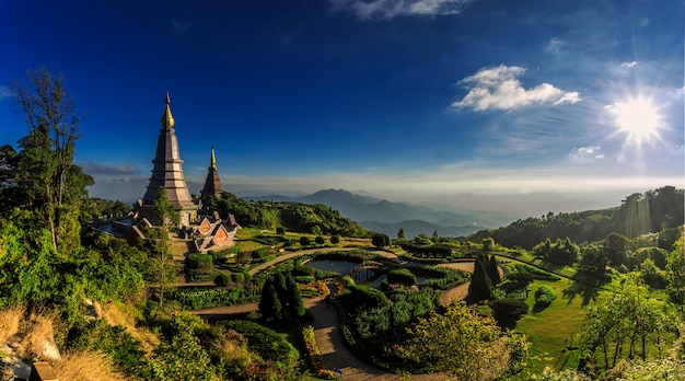 Krajobraz Bliźniacza Stupa Przy Doi Inthanon Parkiem Narodowym.