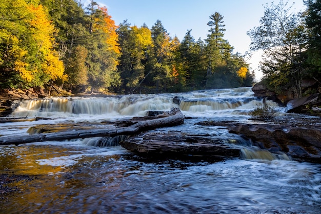 Krajobraz Bond Falls z długim czasem ekspozycji w lesie jesienią w Michigan, USA