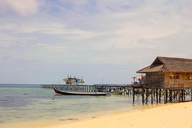 Krajobraz Borneo. Bambusowe chaty na palach nad wodą na wyspie Mabul, Borneo, Sabah, Malezja