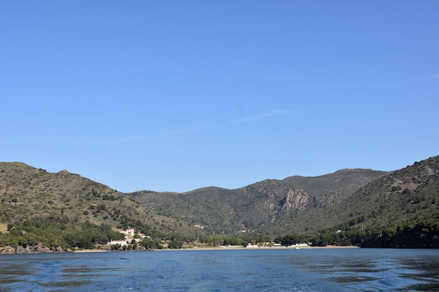 Krajobraz Cap de Creus w tle Plaża Cala Montjoi, El Bulli, Costa Brava, prowincja Girona, Katalonia, Hiszpania