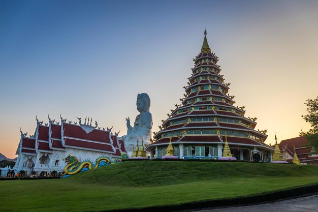 Zdjęcie krajobraz chińskiej świątyni wat huay pla kang o zachodzie słońca w chiang rai w tajlandii jest to najbardziej popularna i słynna świątynia w chiang rai