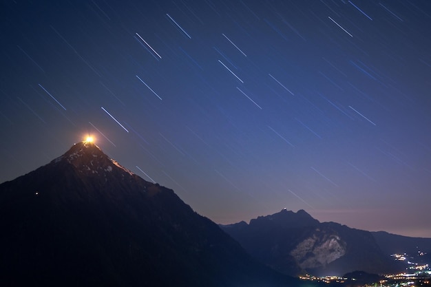 krajobraz deszczu meteorytów na nocnym niebie