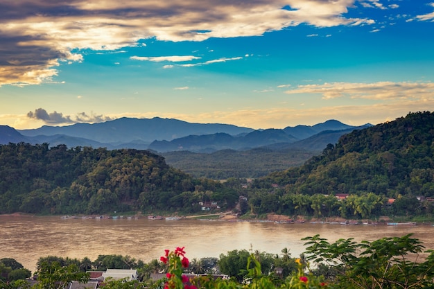 Krajobraz dla punktu widzenia przy zmierzchem w Luang Prabang, Laos.