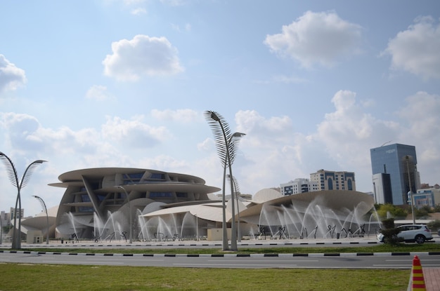 Krajobraz Doha widok na panoramę miasta West Bay wieczorem Katar na Bliskim Wschodzie