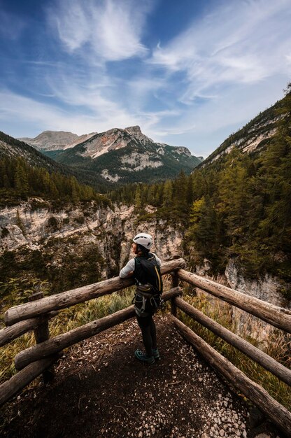 Krajobraz Dolomitów Fanes Valley Wędrówki natury w dolomitach we Włoszech w pobliżu Cortina d'Ampezzo Wodospady Fanes Cascate di Fanes Dolomity Włochy Via Ferrata Lucio Dalaiti