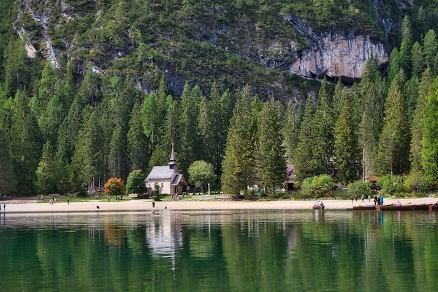 Krajobraz dolomitów, włochy jezioro di braies.