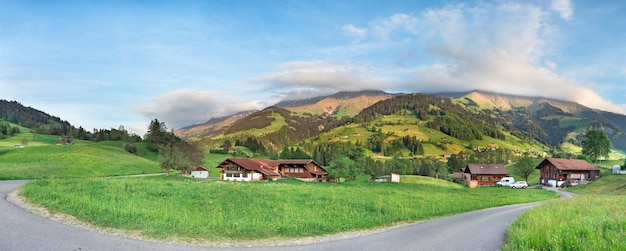 Krajobraz domów z czerwonymi dachami w Alpach Szwajcarskich