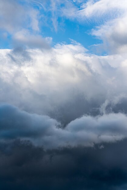 Krajobraz dramatyczne chmury burzowe na tle błękitnego nieba naturalny krajobraz pogodowy