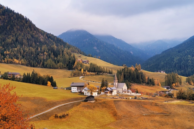 Krajobraz gór Dolomitów jesienią