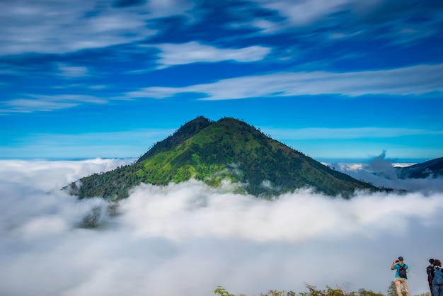 Krajobraz gór ilość mgły w wulkanie Kawah Ijen, Jawa, Indonezja.