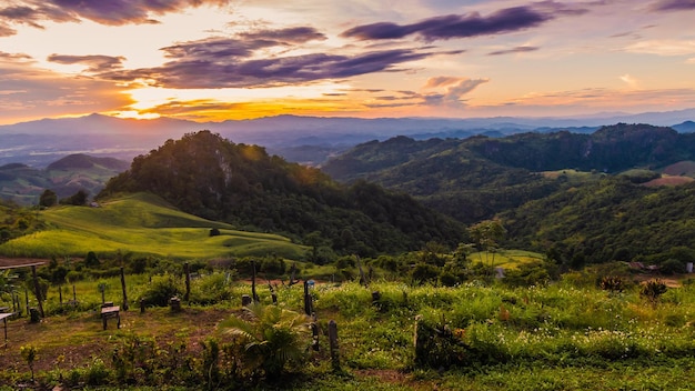krajobraz gór podczas zmierzchu w Nan w Tajlandii