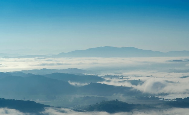 Krajobraz góra z chmurami i mgłą