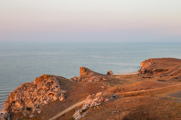Krajobraz górski Morze i góry z drogą polową na jesienny dzień widok z nad wybrzeżem Krymu