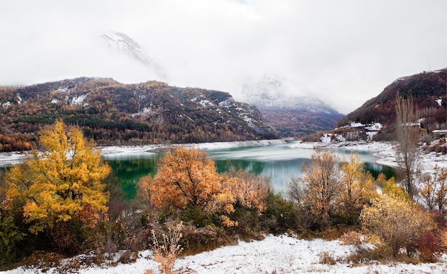 Krajobraz górski. Śnieżny krajobraz górski i bagna