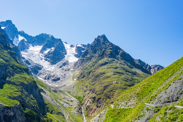 Krajobraz górski we francuskich Alpach