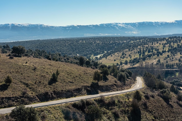 Krajobraz górski z utwardzoną drogą prowadzącą w góry w średniowiecznej wiosce Pedraza Segovia