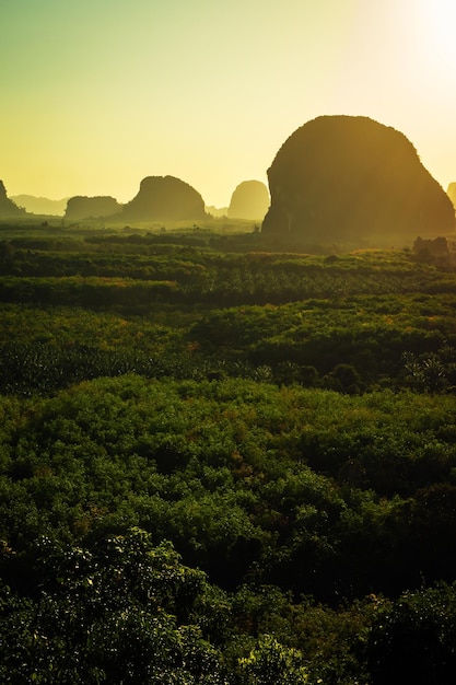 Krajobraz górski z zachodem słońca w Krabi Tajlandia