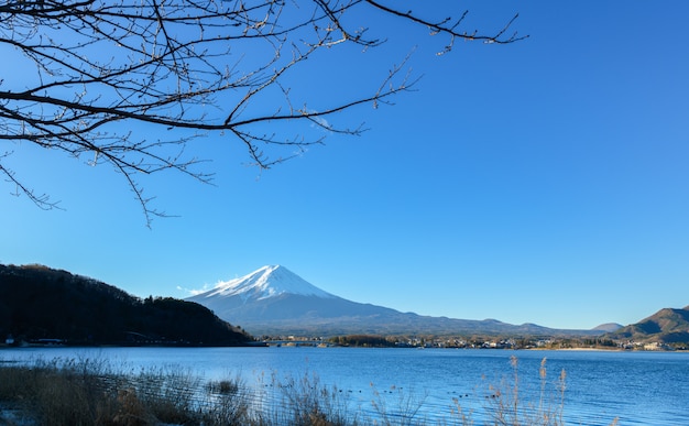 Zdjęcie krajobraz góry fuji nad jeziorem kawaguchiko