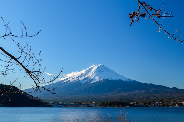 Krajobraz góry Fuji nad jeziorem Kawaguchiko