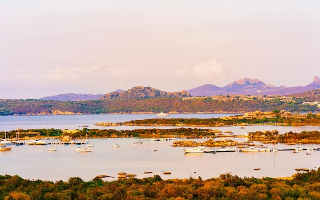 Krajobraz I Dekoracje Golfo Aranci W Costa Smeralda, Wyspa Sardynii We Włoszech W Lecie. Prowincja Sassari W Pobliżu Olbii I Cagliari. Na Morzu śródziemnym. Jachty, łodzie I Statki. Różne środki Przekazu.