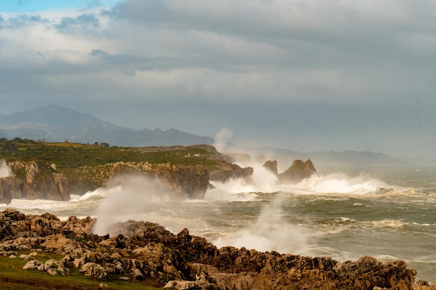 Krajobraz i urwiste klify wybrzeża asturii