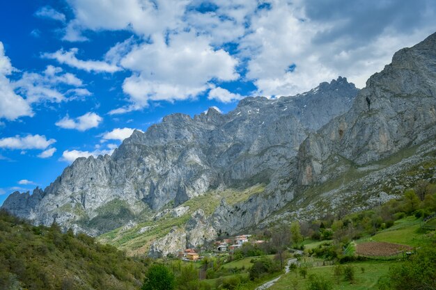 Krajobraz I Wieś W Cares Trekking Route, Asturias