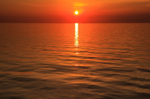 Krajobraz I Zachód Słońca Morze światła Odbicie Pomarańczowy Czerwony.