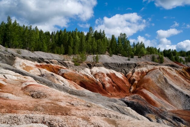 Krajobraz jak planeta Mars powierzchnia niesamowite niebo piękne chmury Ural kamieniołomy gliny ogniotrwałej