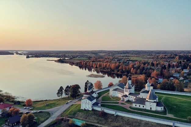 krajobraz klasztoru ferapontow jesień, dron widok z góry, cerkiew wołogda