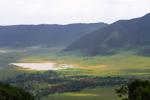 Krajobraz krateru NgoroNgoro. Jezioro i wzgórze wewnątrz krateru. Tanzania, Afryka