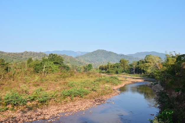 Krajobraz lasu i góry ze strumieniem w godzinach porannych w wiosce Ban Bo Kluea w dystrykcie Bo Kluea w Tajlandii Nan